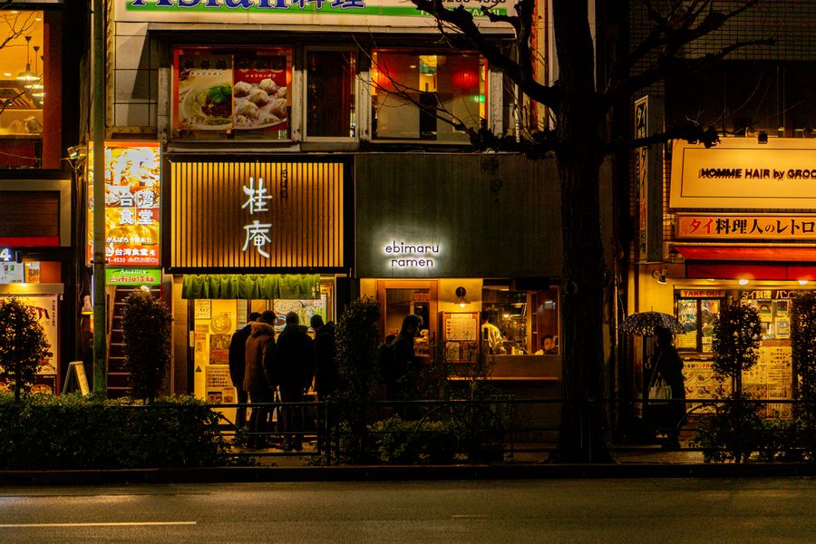 night scene of ramen shops in tokyo — Votre numéro de voyage fonctionne dès que l'eSIM s'active.