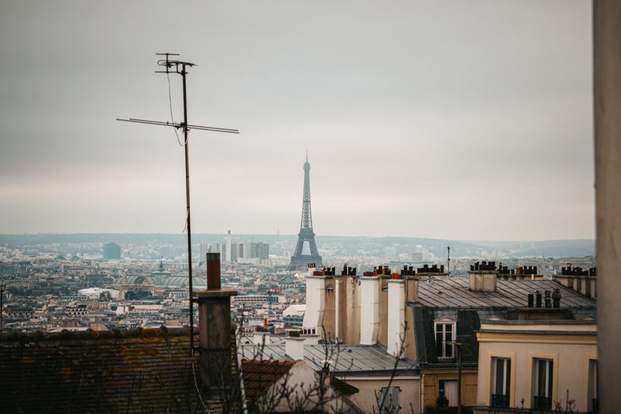 scenic winter view of paris with eiffel tower — Pluie à DR Congo ? La connexion tient — la météo ne bride pas les données.