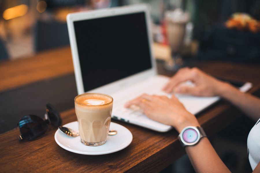 midsection of man using mobile phone while sitting on table — Docs: Chaque doc se termine par « toujours bloqué ? » — pointant vers le Tele Agent.