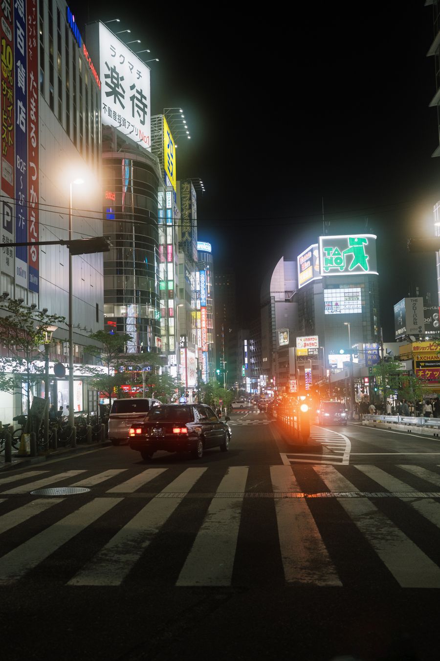 vibrant nightlife scene in shinjuku tokyo — Developers: Vrais voyages, vraie connectivité — voilà à quoi sert le produit.