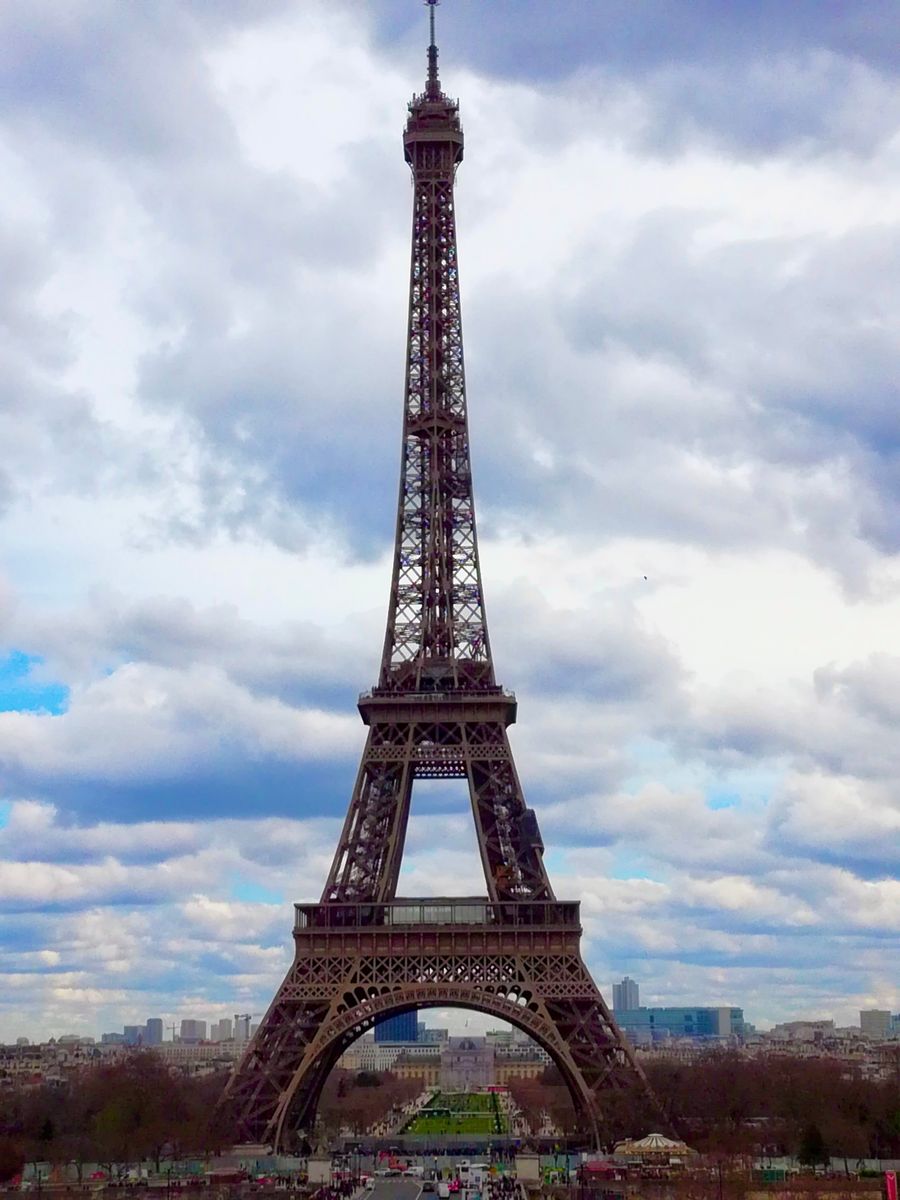 eiffel tower in paris against cloudy sky — Lumière du port à Luxembourg : sauvegardes photo envoyées avant même de vous asseoir.