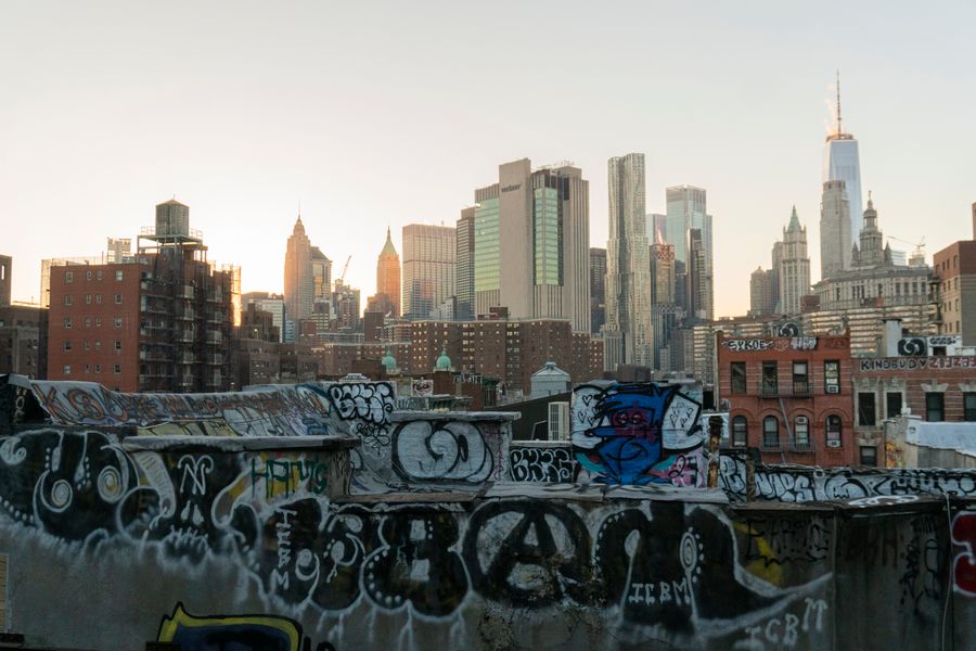 graffiti laden rooftop overlooking new york skyline — Support: Contactez un humain quand l'agent ne peut pas — l'escalade, c'est un toucher.