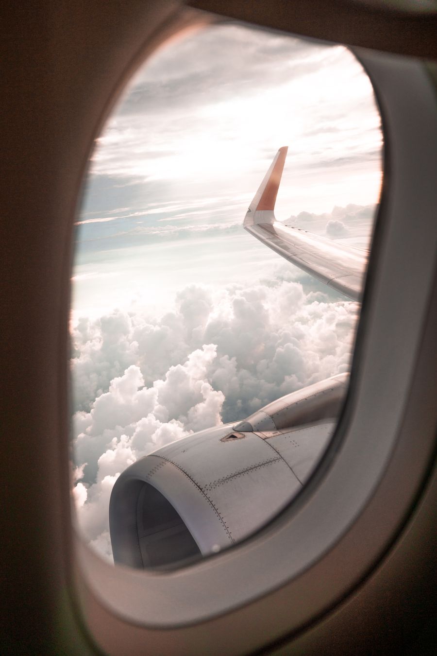 selective focus photo of airplane window — En voiture à travers Algeria : le trafic en direct vous déroute de l'embouteillage.