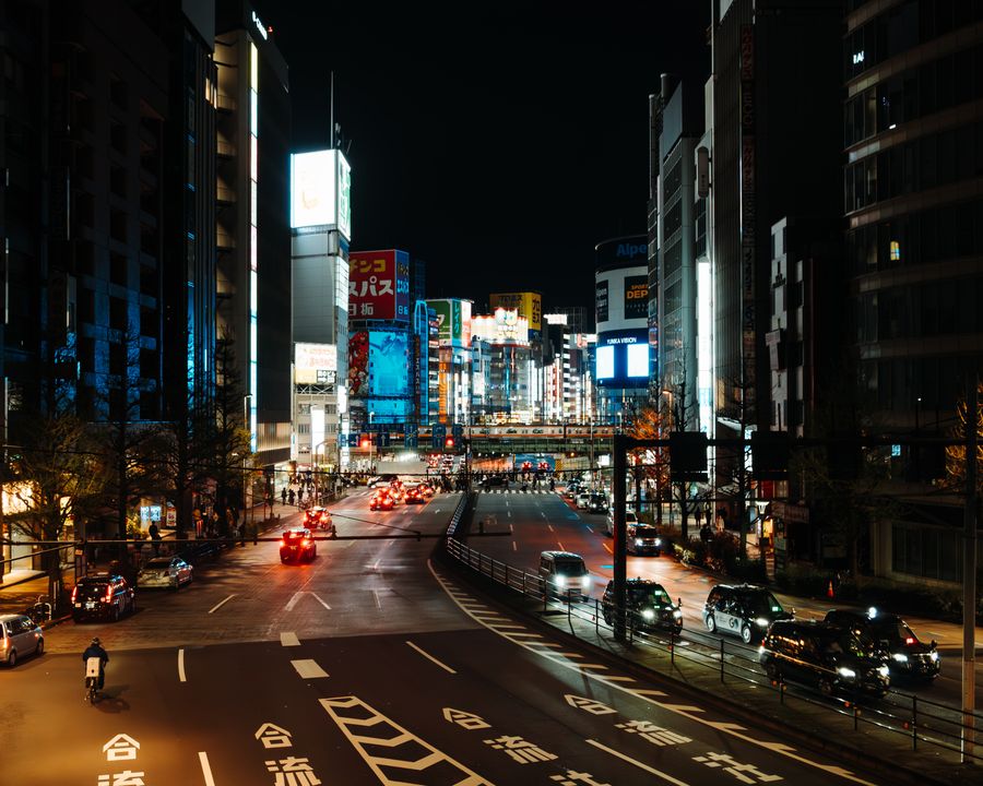 vibrant night scene of tokyo s neon lit streets — Support: La page d'assistance ne demande jamais votre mot de passe — pas de théâtre de sécurité.