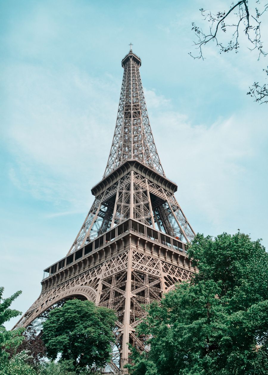 stunning eiffel tower amid lush greenery — Plages de DR Congo : parking payé par téléphone, déjeuner commandé depuis la serviette.