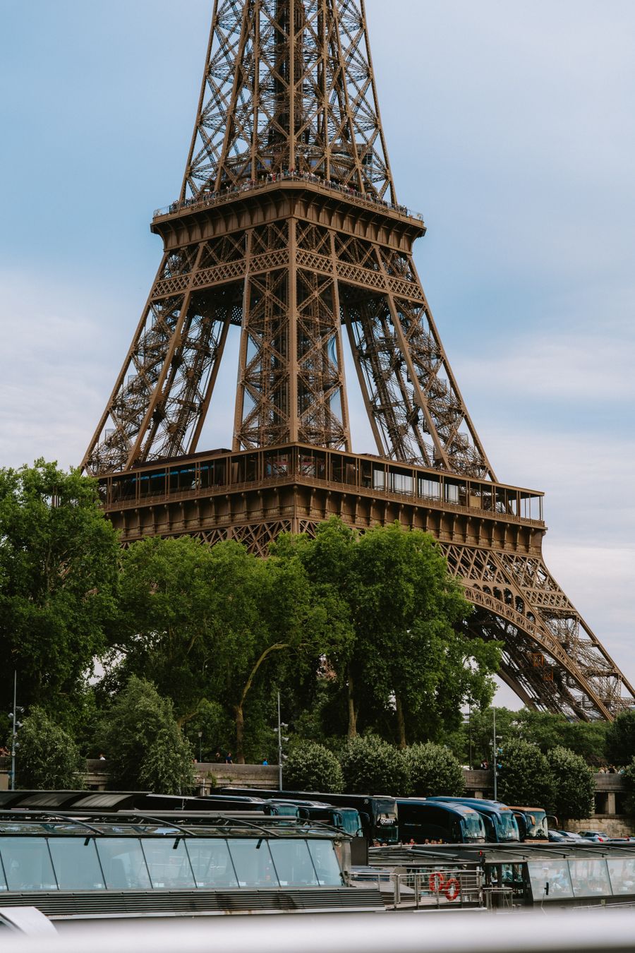 eiffel tower with trees in paris france — Les SMS de confirmation des compagnies arrivent instantanément sur le numéro de voyage.