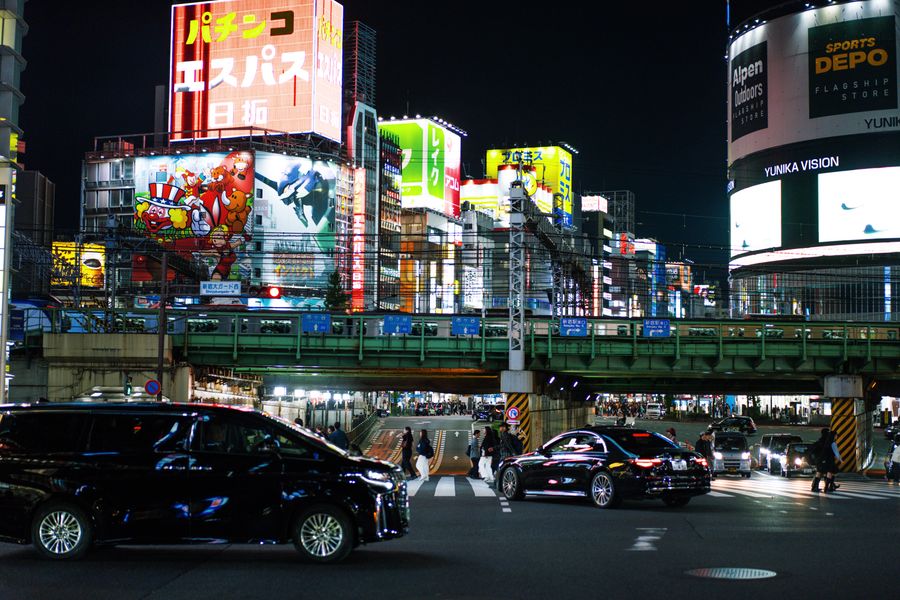 vibrant nightlife in tokyo s shinjuku district — Docs: Arbres de dépannage : symptôme entré, solution sortie, pas de ticket requis.