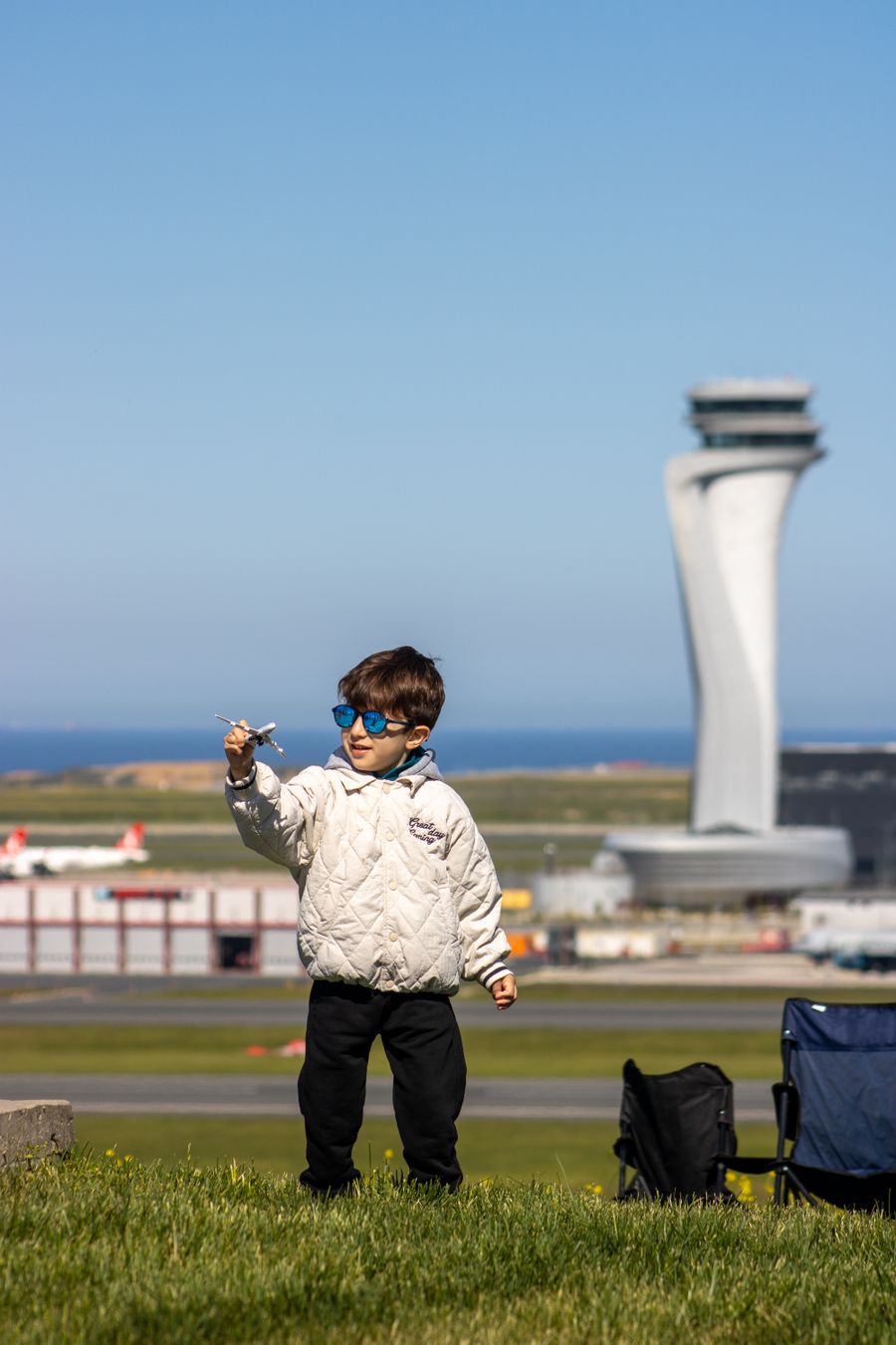 child playing near istanbul control tower — Campagne en Senegal : la ferme trouvée, le code du portail dans les messages.