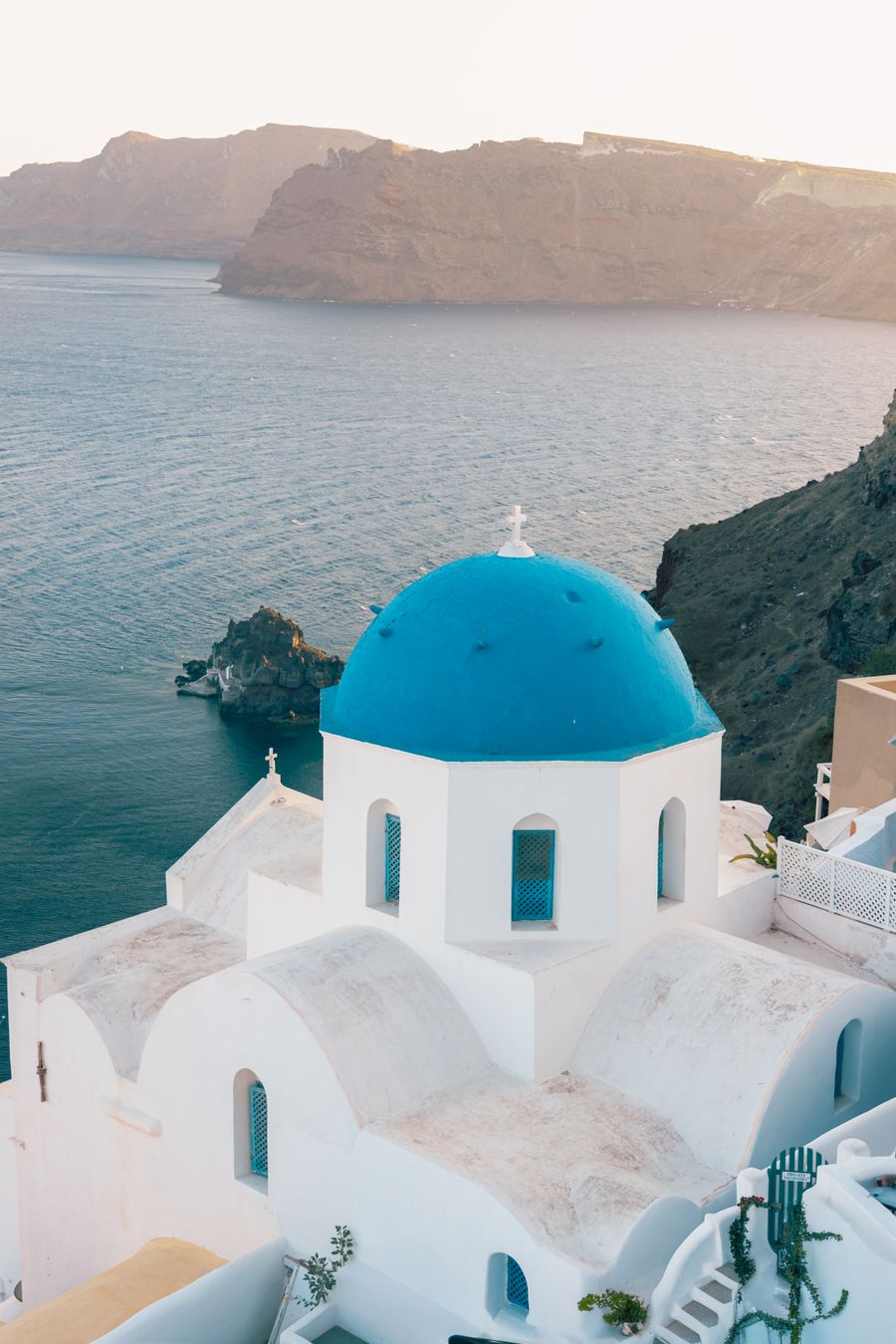 iconic blue dome church overlooking santorini coastline — Lever de soleil sur Switzerland : météo vérifiée, chaussures aux pieds, données activées.