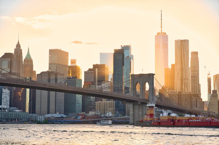 sunset over brooklyn bridge and nyc skyline — Le derby de Monaco : billets scannés, ralentis en streaming, retour réservé.