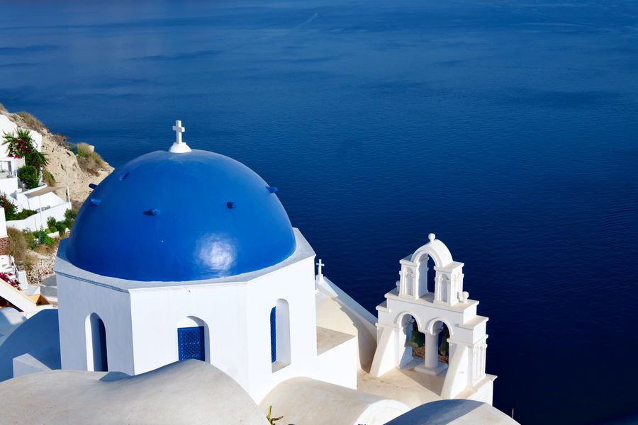 scenic view of santorini s iconic blue domes — Developers: Heure des îles, heure en ligne : ferries, plages et plein signal.