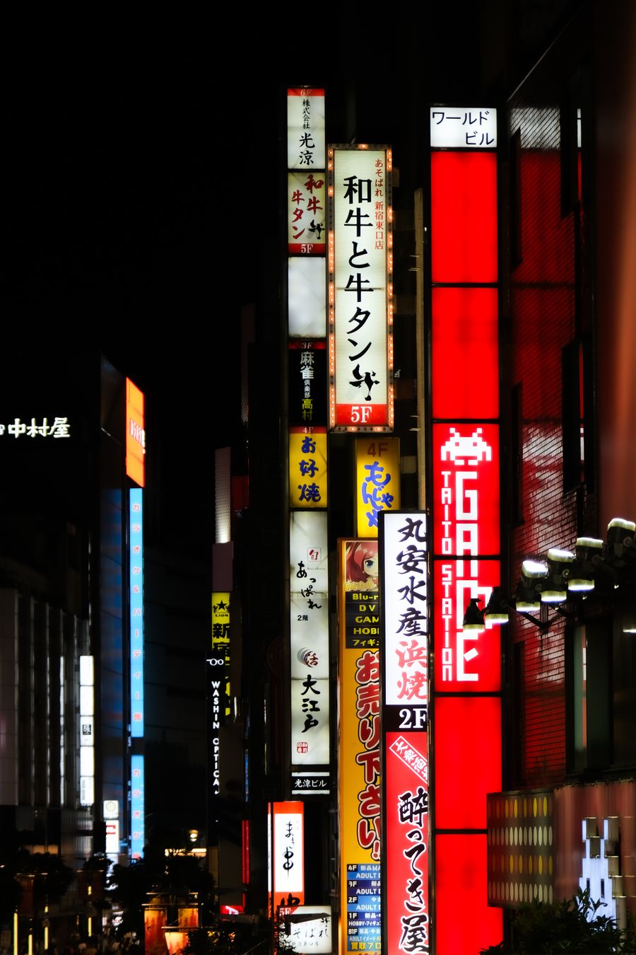 vibrant tokyo nightlife with neon signs — L'arrivée moderne : en ligne avant l'extinction du signal ceinture.
