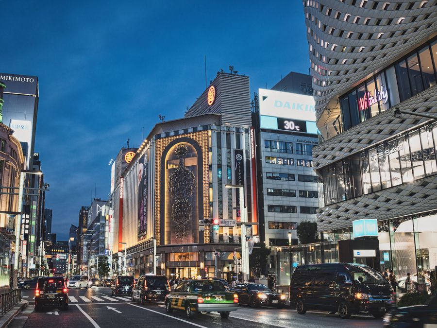 evening street view of ginza tokyo s shopping district — Support: L'arrivée moderne : en ligne avant l'extinction du signal ceinture.