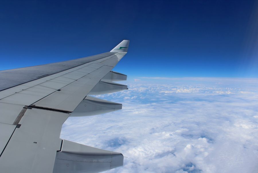 airplane wing above the clouds — Data d'abord : cartes, messages et navigation fonctionnent ; votre numéro reste tel quel.