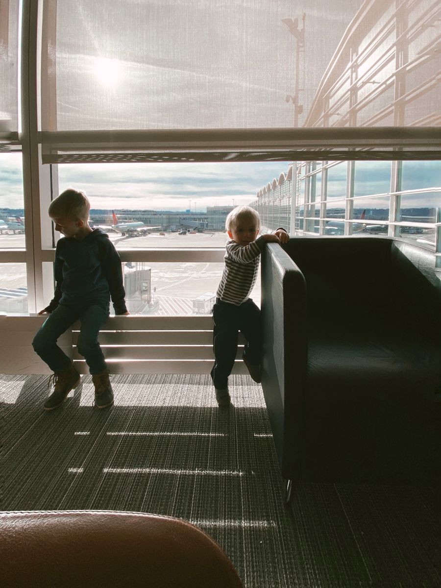 children playing near glass panel — Developers: Les files d'enregistrement avancent plus vite quand vos documents sont sur le téléphone.