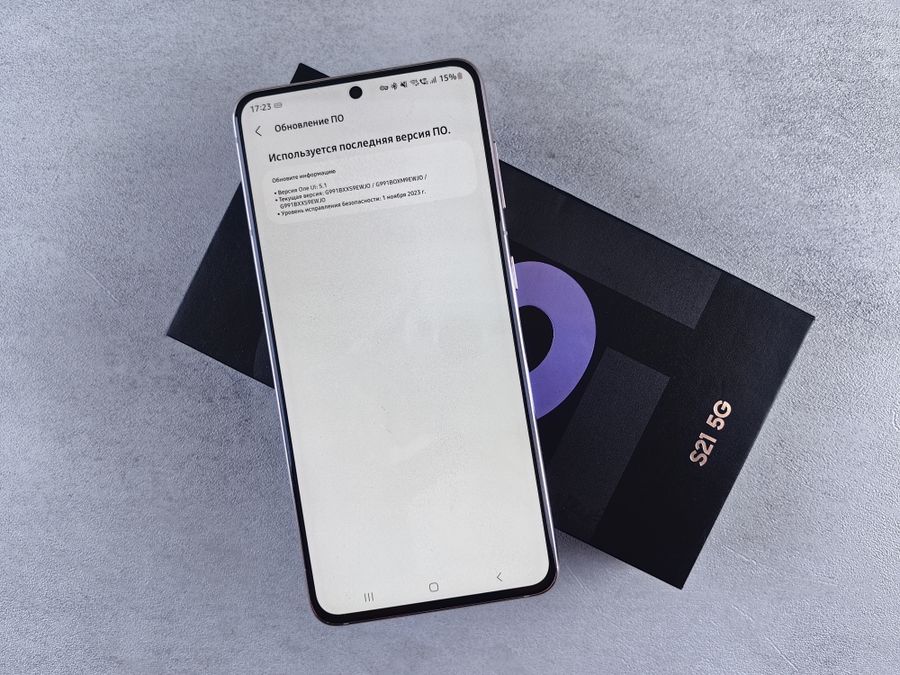 modern smartphone displaying software update screen — Le pass rail de Cameroon : horaires en direct, réservations de sièges dans l'app.