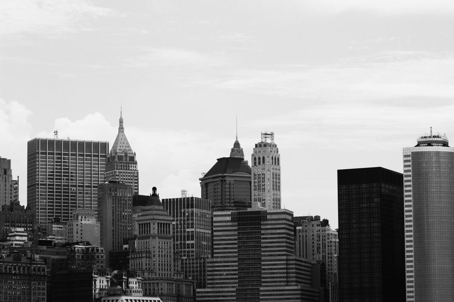 black and white new york city skyline — Lever de soleil sur Luxembourg : météo vérifiée, chaussures aux pieds, données activées.