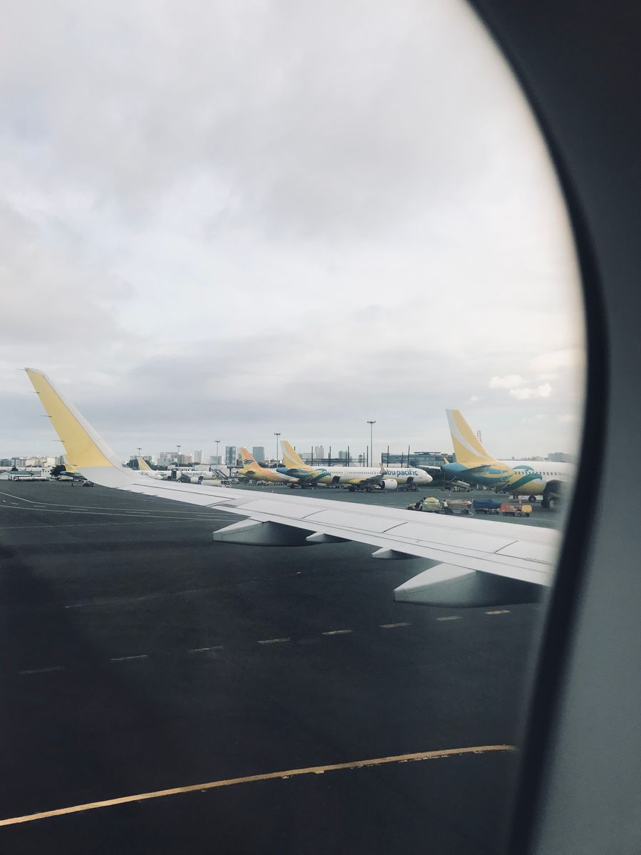 view of airplanes parked at manila airport — Le métro de Burkina Faso : entrez d'un toucher de téléphone, pas de file au distributeur.