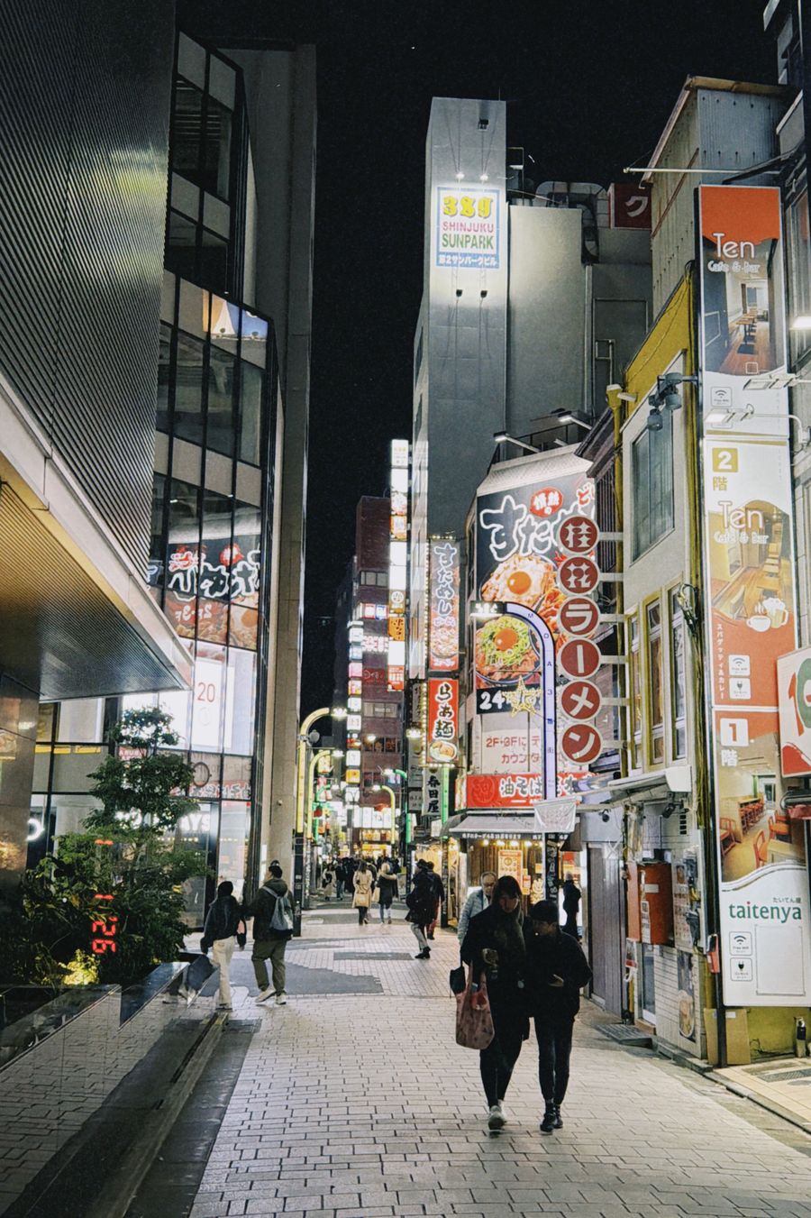 vibrant night street scene in shibuya tokyo — Les discussions de groupe restent actives à chaque frontière autour de Senegal.