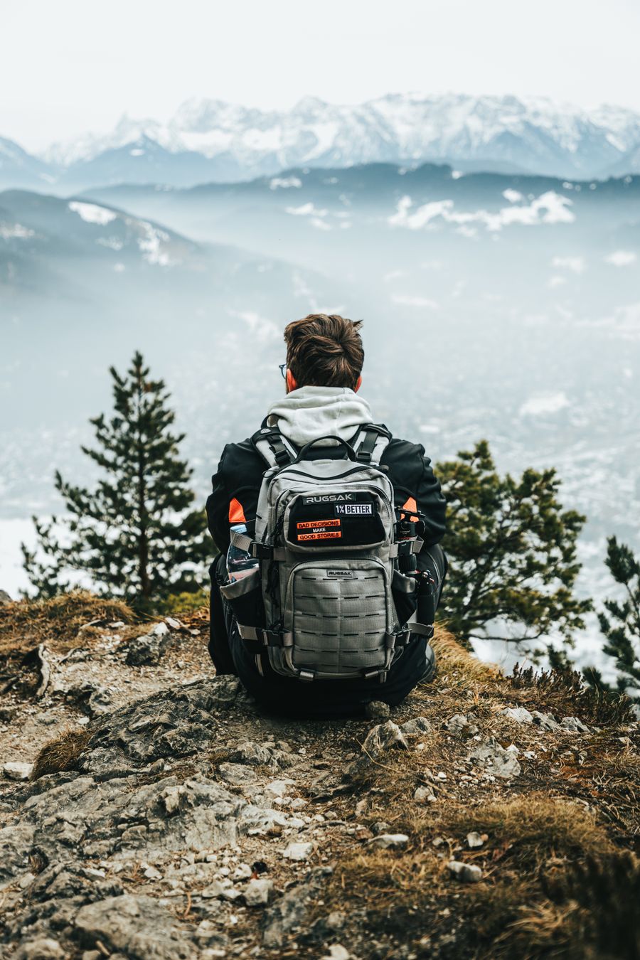 hiker with backpack exploring mountain view — Le voyage d'affaires : présentation client synchronisée, visio rejointe depuis le taxi.