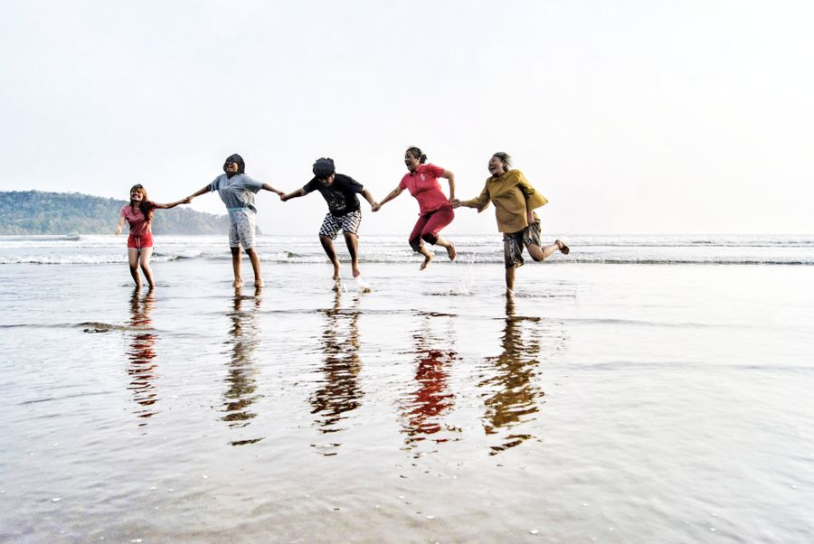 group of friends enjoying the beach in pangandaran — Le trajet en Cameroon : podcasts, messages et cartes, aucune zone blanche.