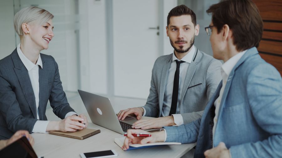 professional business meeting in modern office — DR Congo, entièrement cartographié — la navigation fonctionne dès que vous sortez.