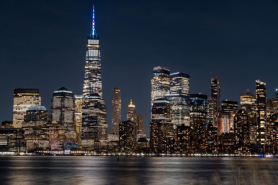 stunning nighttime view of new york city skyline — Le road trip en DR Congo : arrêts carburant planifiés, playlist téléchargée, carte hors ligne.