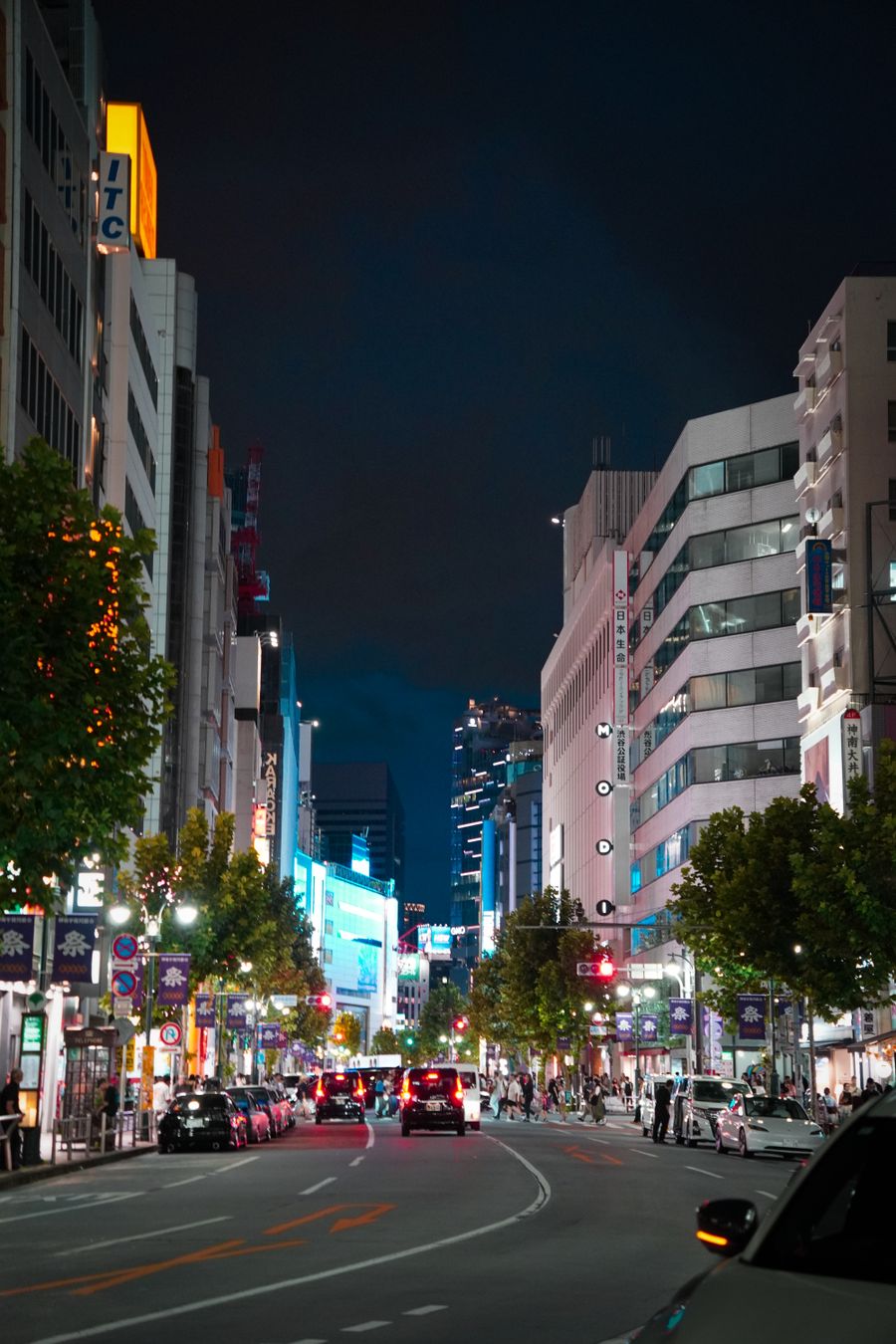 vibrant nightlife in tokyo s bustling streets — La vieille ville de Luxembourg : chaque ruelle cartographiée, chaque monument identifié.