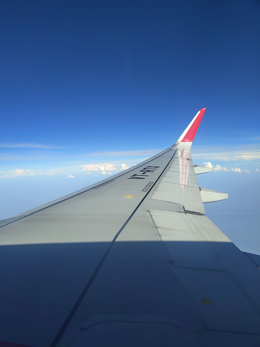 airplane wing view against clear blue sky — Lumière du port à Haiti : sauvegardes photo envoyées avant même de vous asseoir.