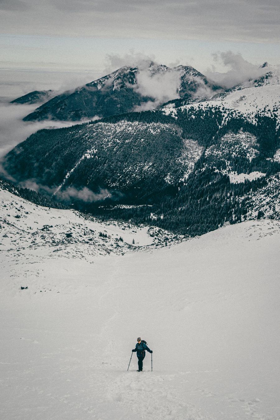 hiker trekking through snowy mountain landscape — Docs: Lumières de la ville après la tombée de la nuit — l'eSIM se moque de l'heure.