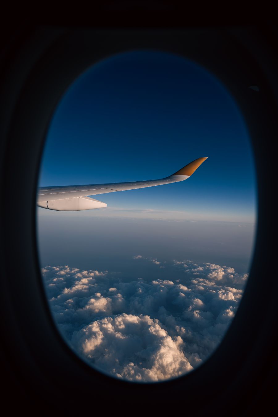 view from airplane window with cloudscape — Stands de street-food et paiement mobile : dîner commandé sans un mot de la langue.