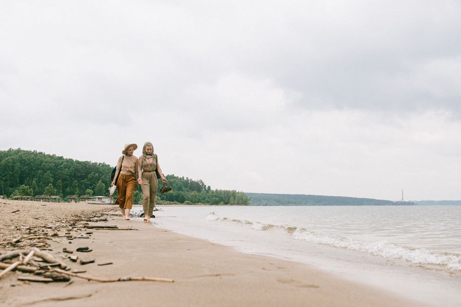 two women walking on beach — Developers: La file du musée se saute toute seule : billets achetés en ligne, direct à la porte.