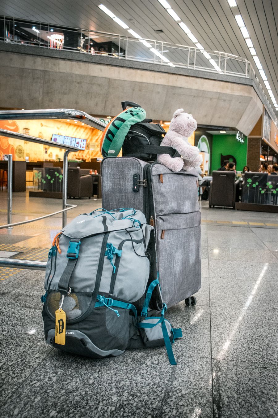 teddy bear sitting atop luggage left in airport — Docs: Vues sur le port à pleines barres : la couverture là où les voyageurs vont vraiment.