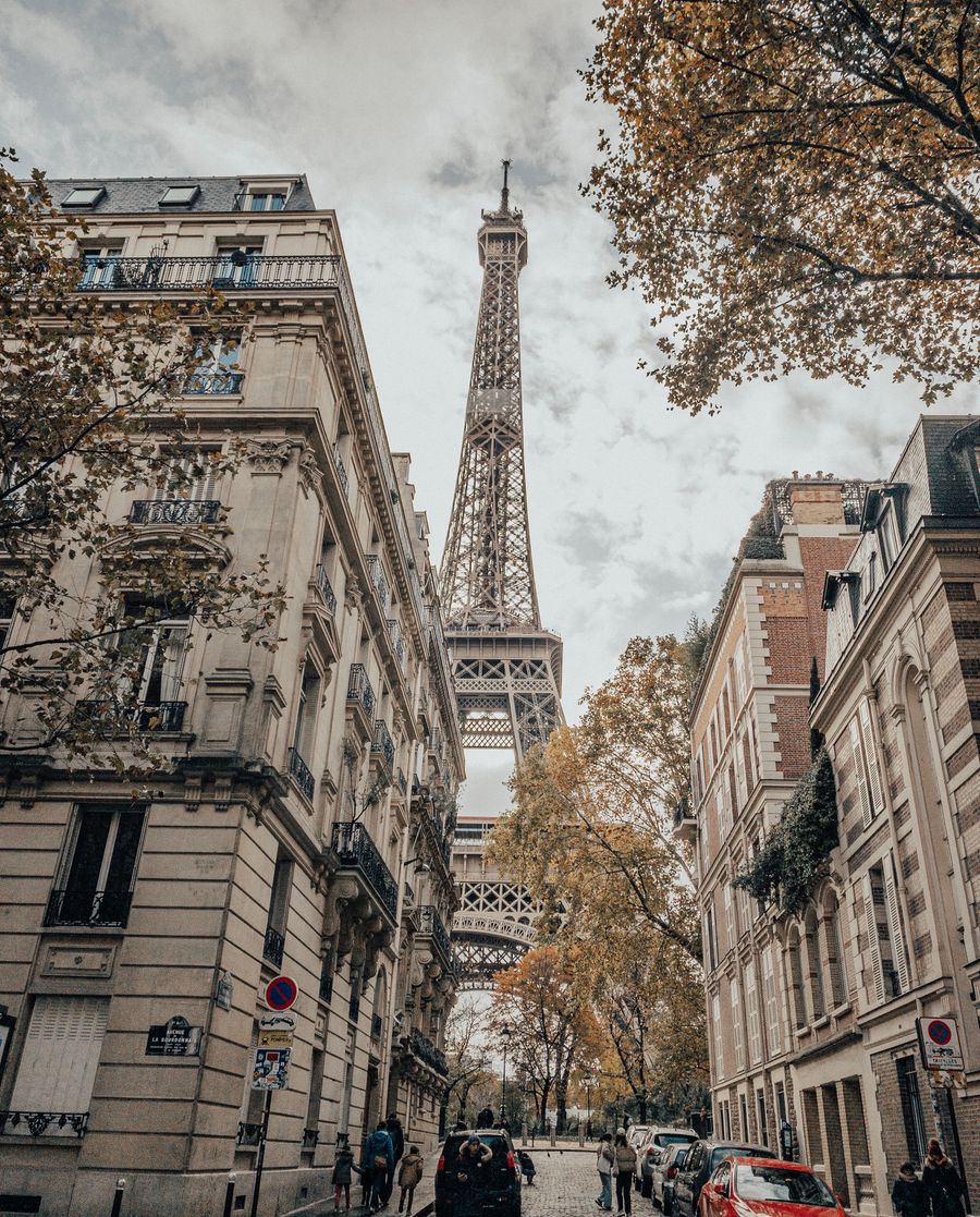 eiffel tower — Plages de Switzerland : parking payé par téléphone, déjeuner commandé depuis la serviette.