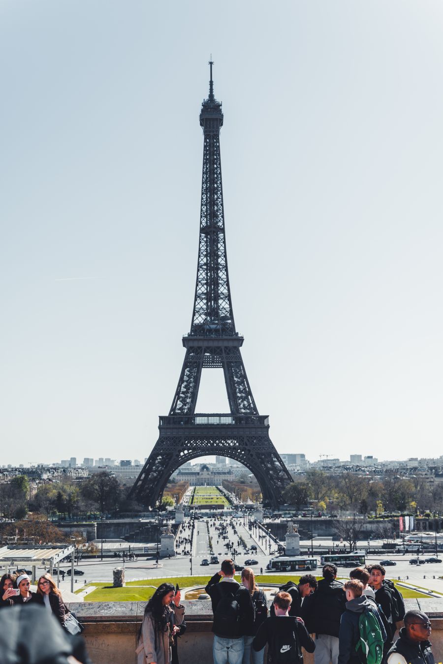 tourists at the eiffel tower in paris daytime view — Plages de Côte d'Ivoire : parking payé par téléphone, déjeuner commandé depuis la serviette.