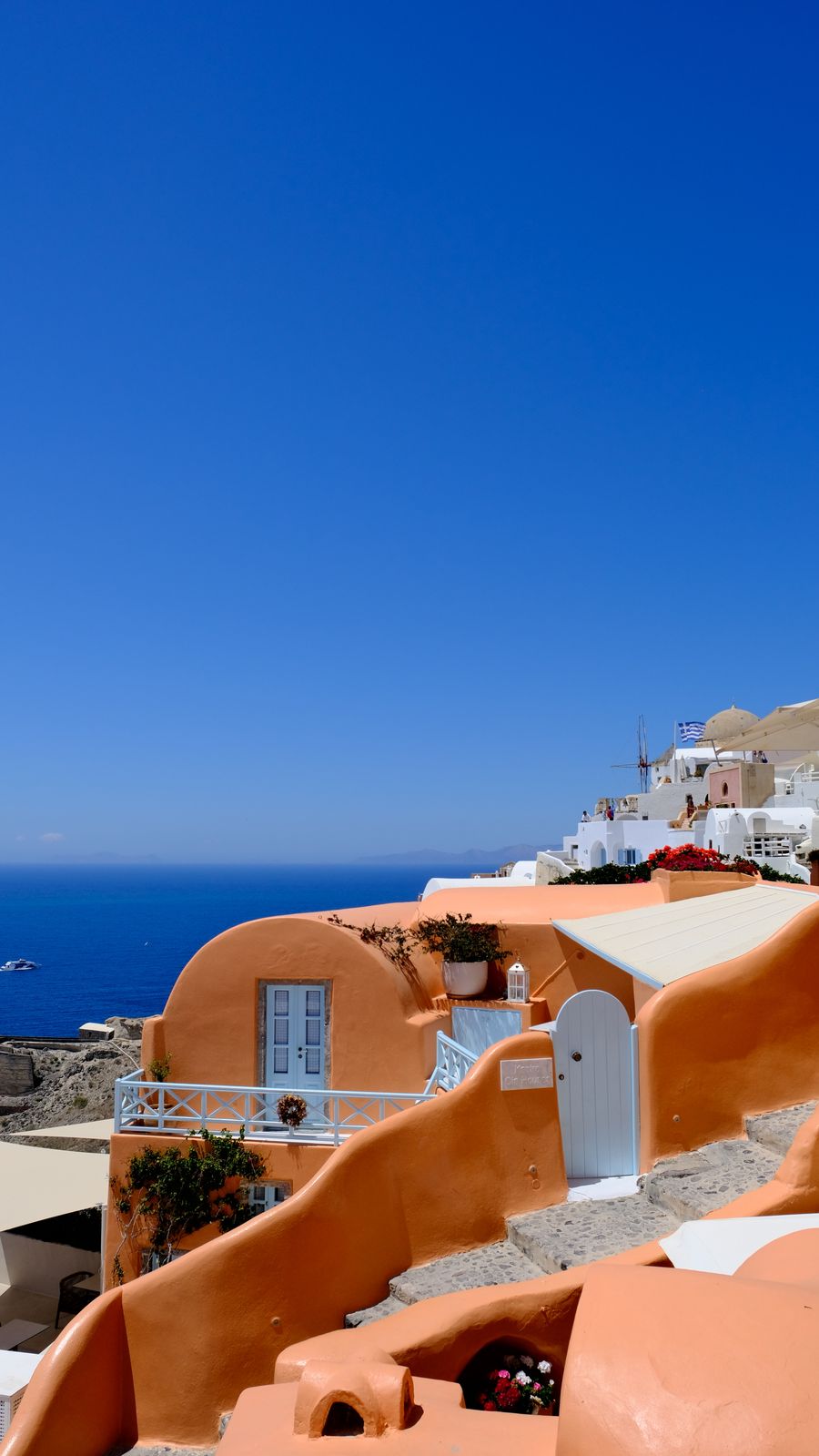 picturesque view of santorini s iconic architecture — Le trajet en Madagascar : podcasts, messages et cartes, aucune zone blanche.