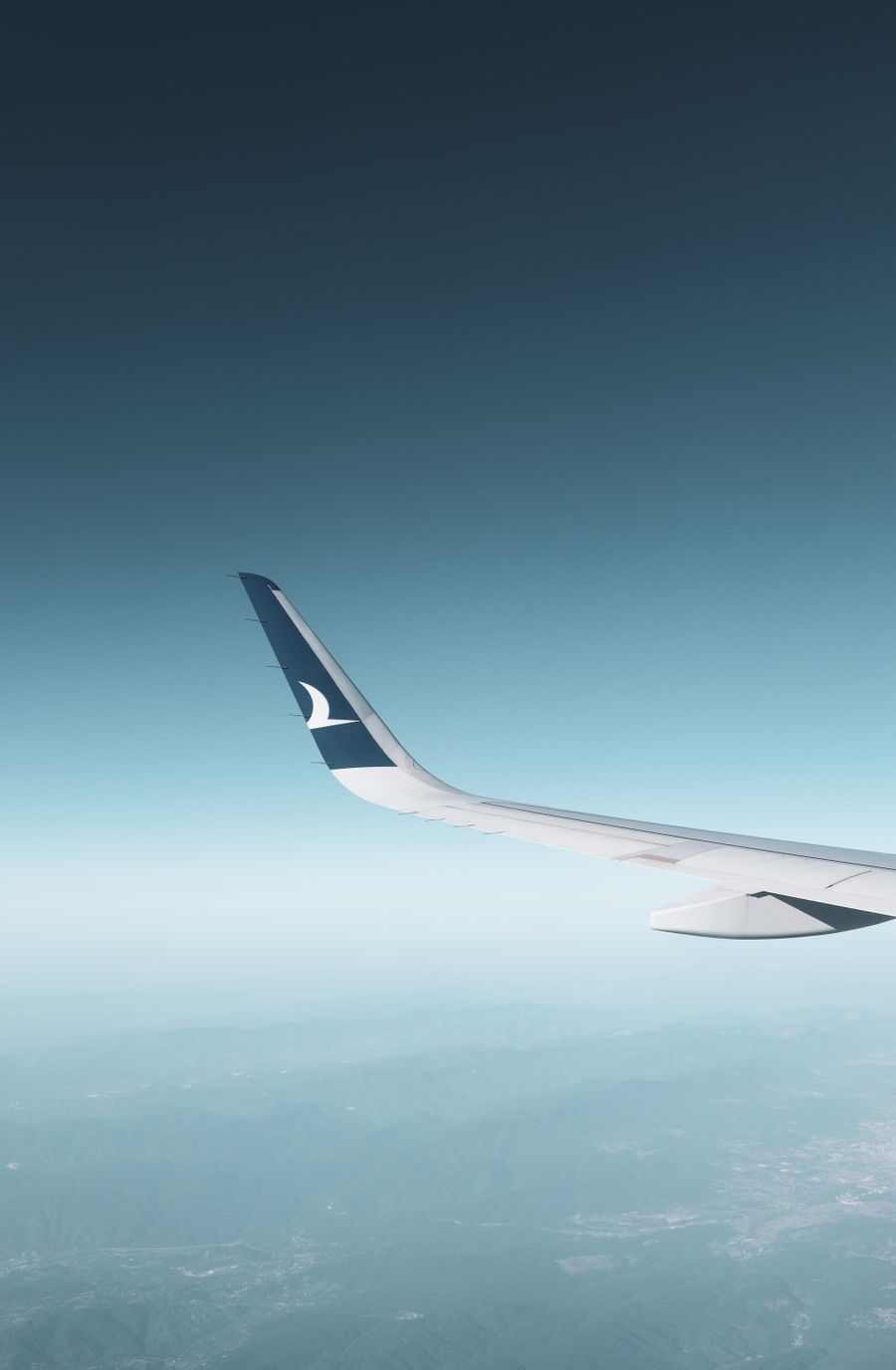 scenic view from airplane window in flight — La file SIM de COUNTRY, entièrement sautée : installée avant l'ouverture des portes de l'avion.