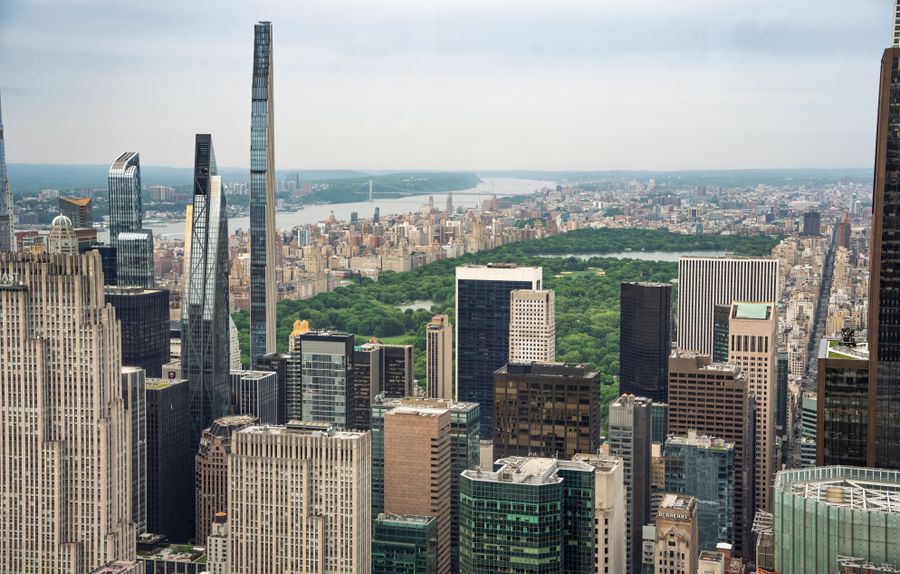 aerial view of midtown manhattan skyscrapers — La file SIM de Algeria, entièrement sautée : installée avant l'ouverture des portes de l'avion.