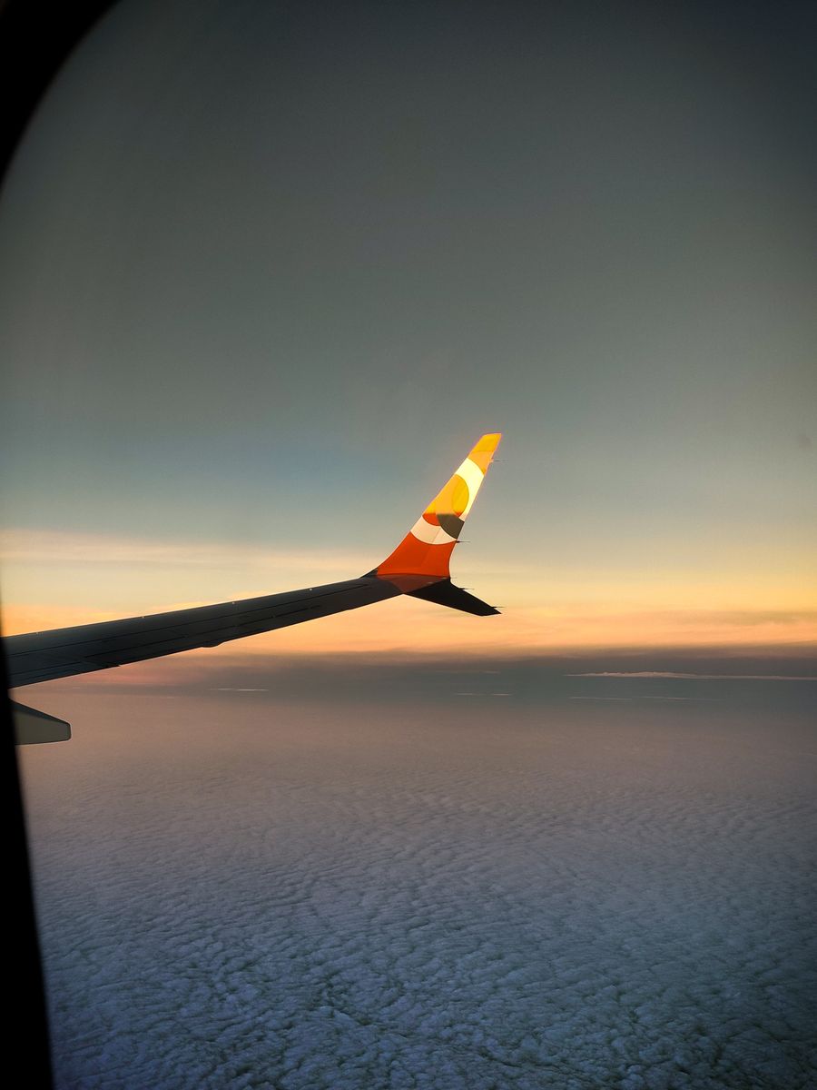 beautiful sunset view from airplane window — Vieilles rues de Senegal, connectivité nouvelle — traduction en temps réel.