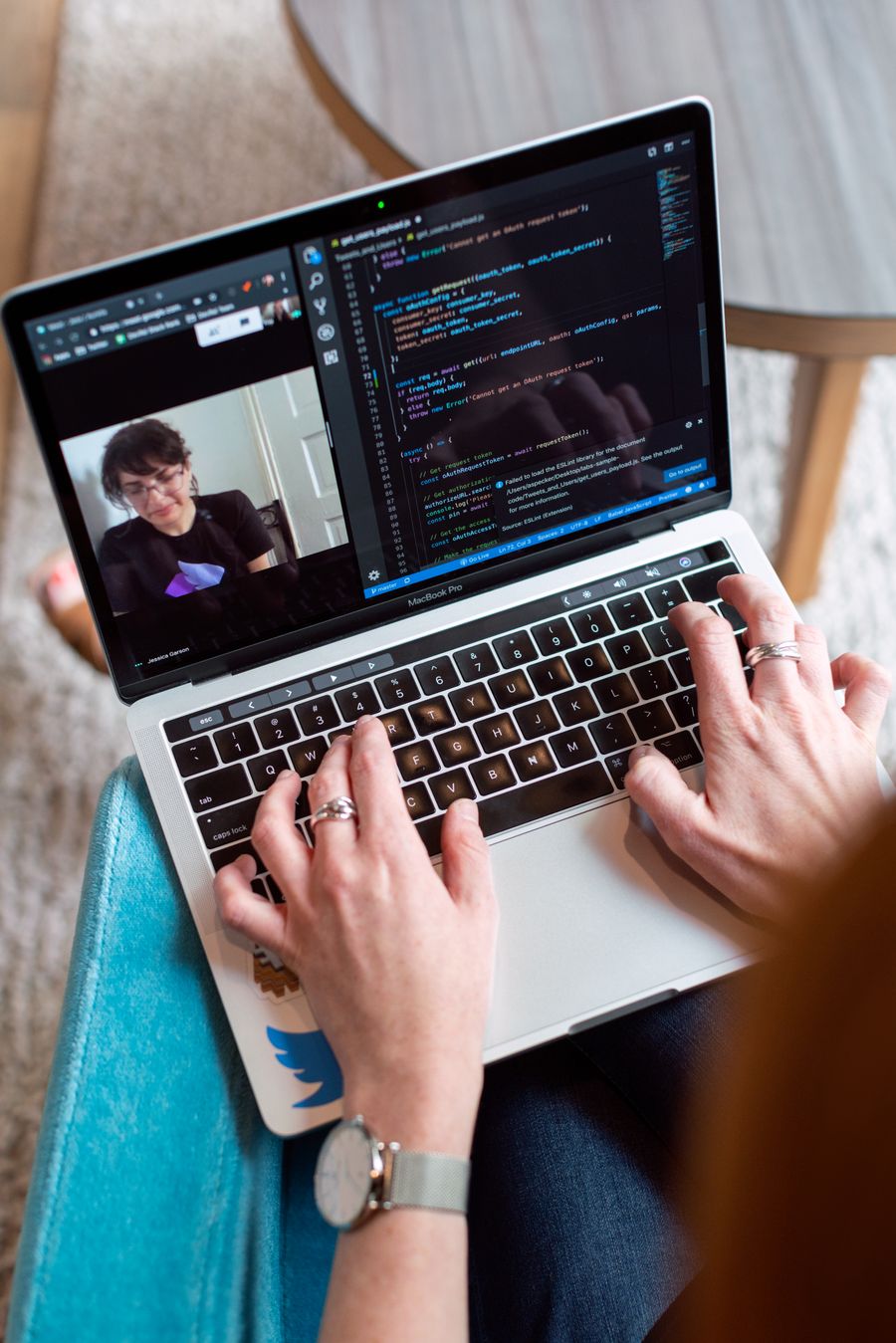 person using gray laptop — Docs: Le retour à la maison : eSIM supprimée d'un toucher, pas de contrat à résilier.