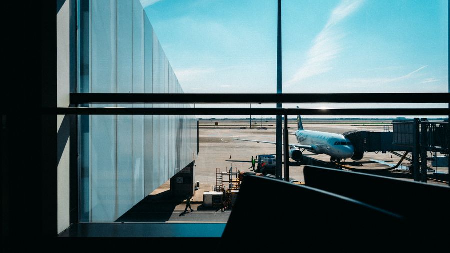 bright airport terminal with docked airplane view — Campagne en Côte d'Ivoire : la ferme trouvée, le code du portail dans les messages.