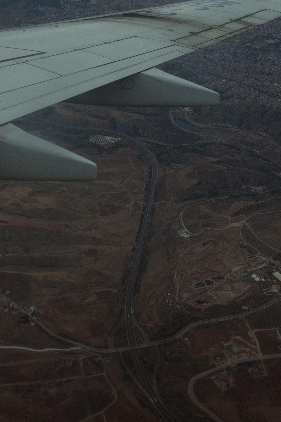 aerial view from airplane over barren landscape — Trains de nuit à travers Cameroon : billets, horaires et taxis dans une main.