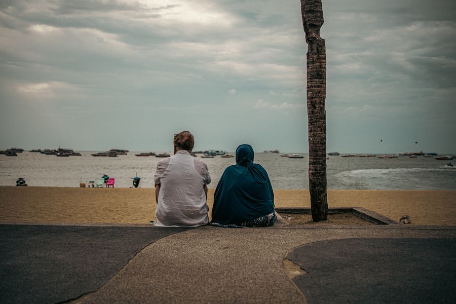 serene beachfront scene in chonburi thailand — Pays du vin près de Monaco : la visite réservée, le chauffeur appelé, les photos sauvegardées.