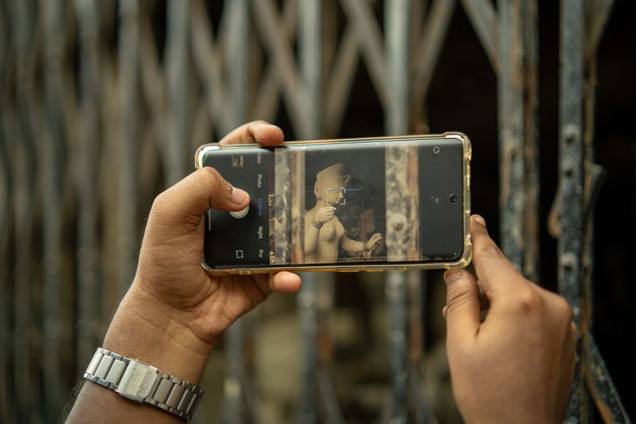 capturing sculpture with smartphone in kolkata — Toits de Haiti : appels vidéo à la maison avec la skyline derrière vous.