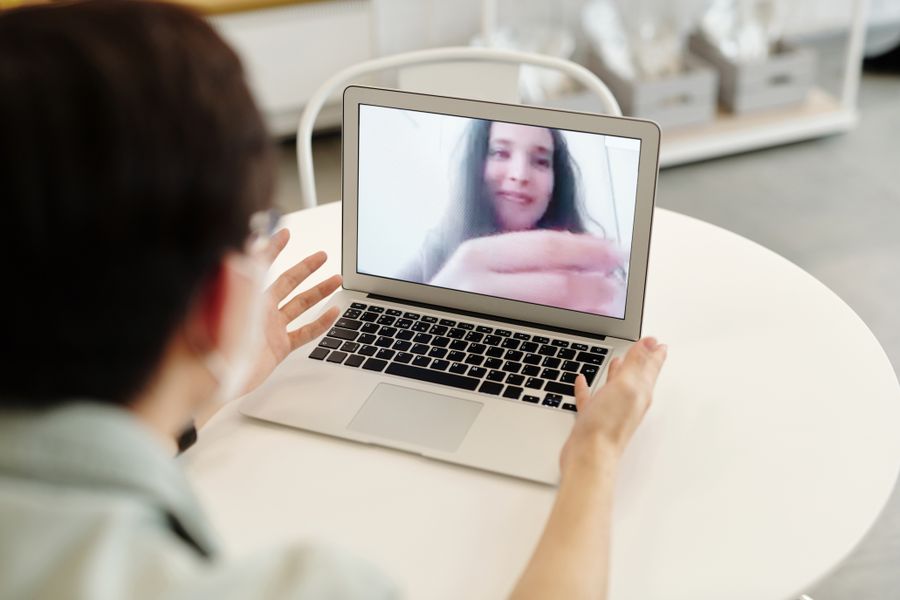 woman having a video call — Chasse aux souvenirs à Algeria avec conversion de devises en direct dans la poche.