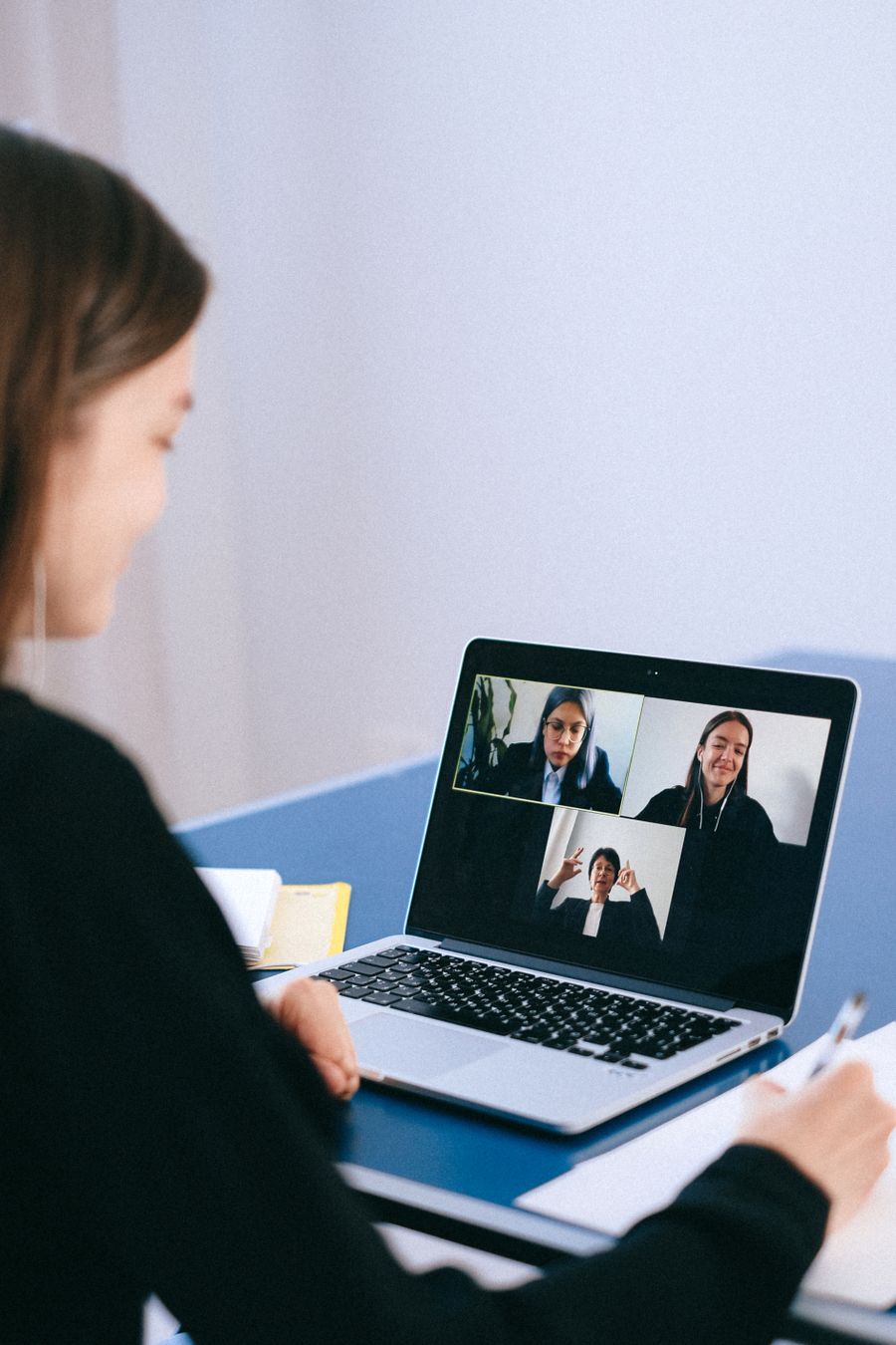 people on a video call — Lumières de la ville après la tombée de la nuit — l'eSIM se moque de l'heure.