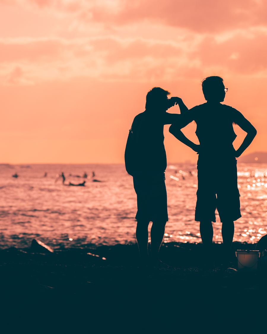 silhouette of 2 men and woman standing on beach during sunset — De gare en gare à DR Congo : tout passe par le téléphone.