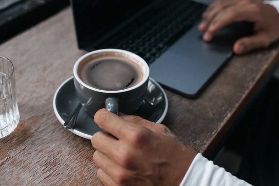 close up shot of a person holding a tea cup — Docs: Traduit en six langues par des humains qui voyagent.