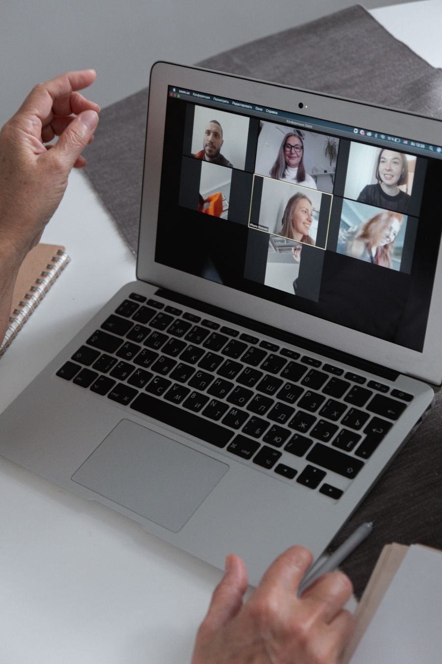 a group of people chatting in a video call in a laptop — L'escale en Senegal : travail, streaming et messages, tout couvert.