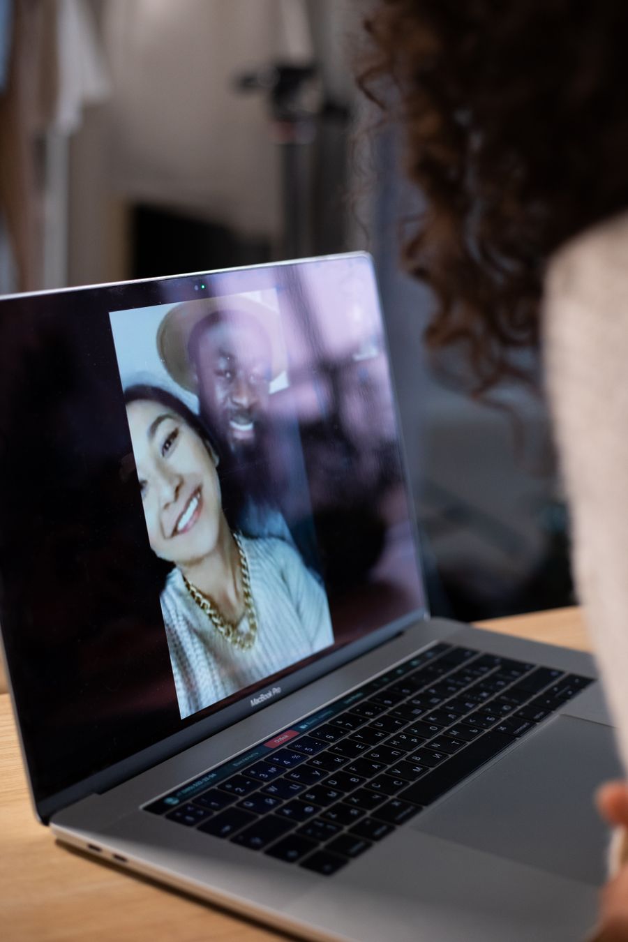 crop woman making video call on laptop — Le ferry de l'aube : billets dans le portefeuille, horaire en cache hors ligne.